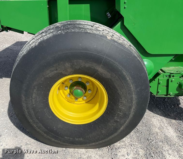 image for item DN0203 2014 John Deere 569  round baler