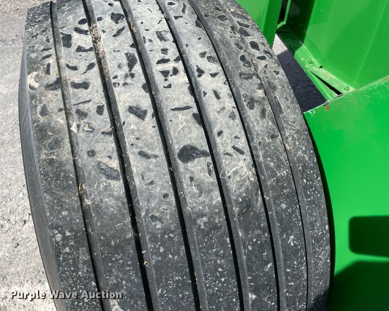 image for item DN0203 2014 John Deere 569  round baler