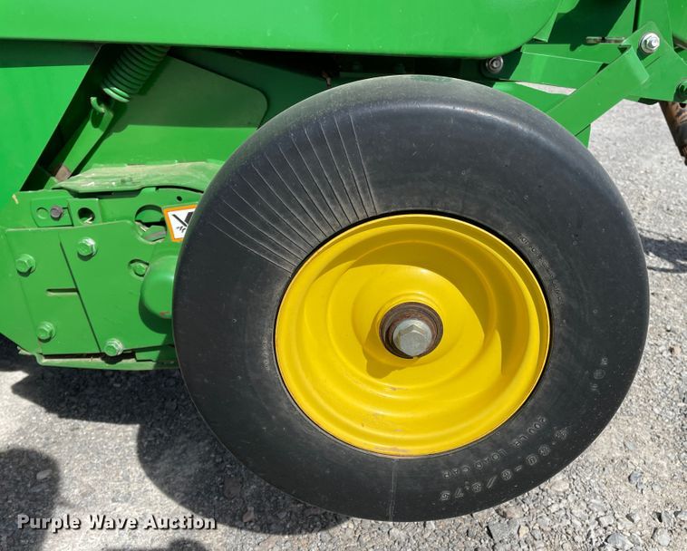 image for item DN0203 2014 John Deere 569  round baler