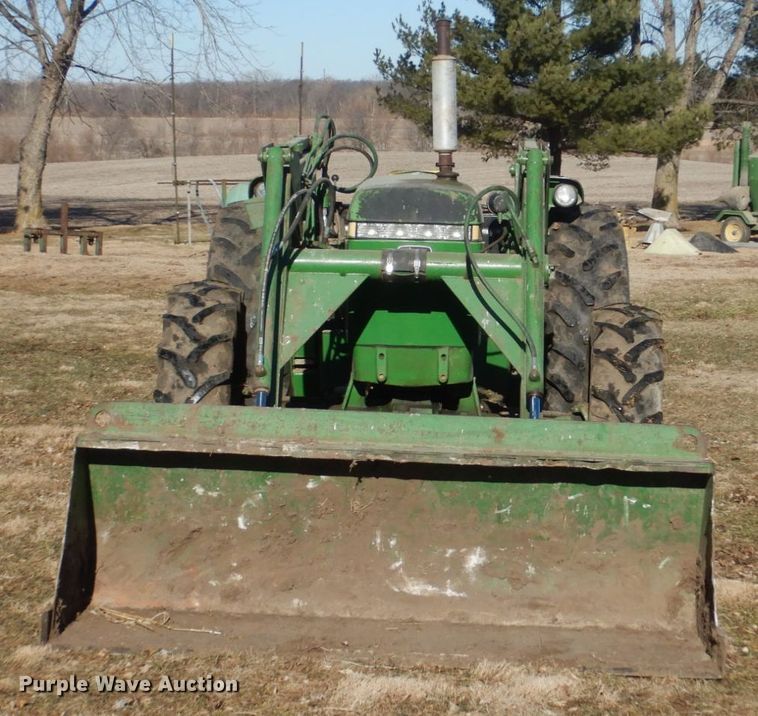 image for item IU9818 1983 John Deere 2550  MFWD tractor