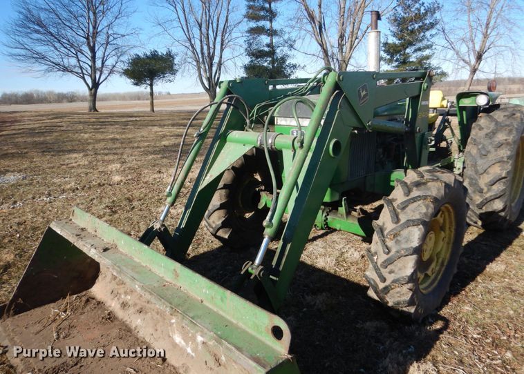 image for item IU9818 1983 John Deere 2550  MFWD tractor