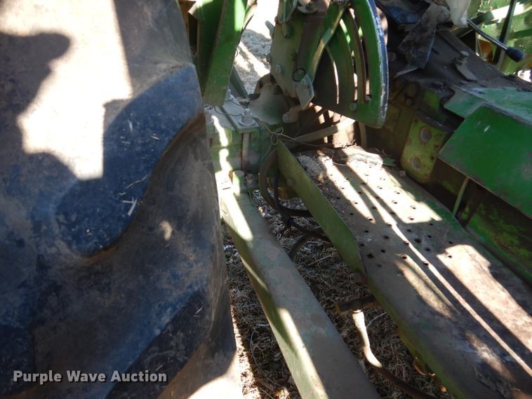 image for item IU9818 1983 John Deere 2550  MFWD tractor