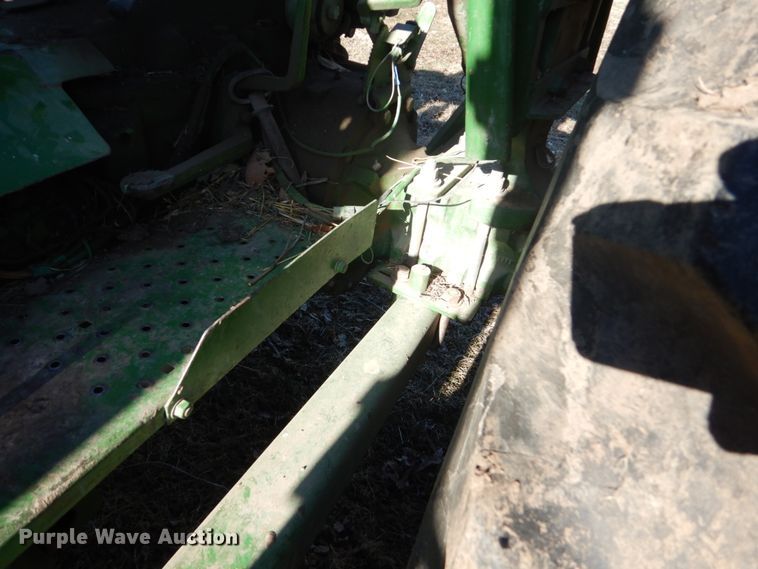 image for item IU9818 1983 John Deere 2550  MFWD tractor