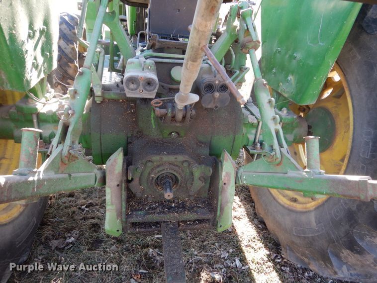 image for item IU9818 1983 John Deere 2550  MFWD tractor
