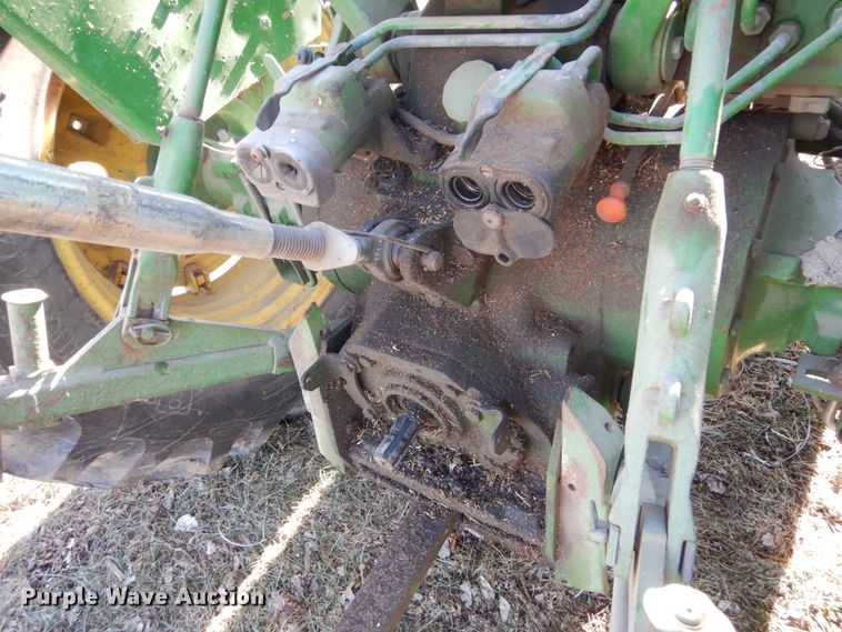 image for item IU9818 1983 John Deere 2550  MFWD tractor