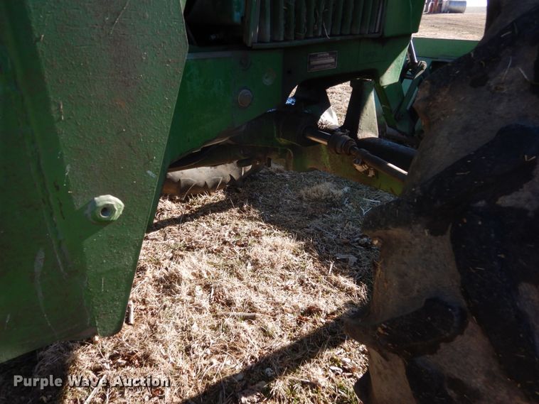 image for item IU9818 1983 John Deere 2550  MFWD tractor