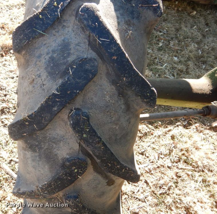 image for item IU9818 1983 John Deere 2550  MFWD tractor