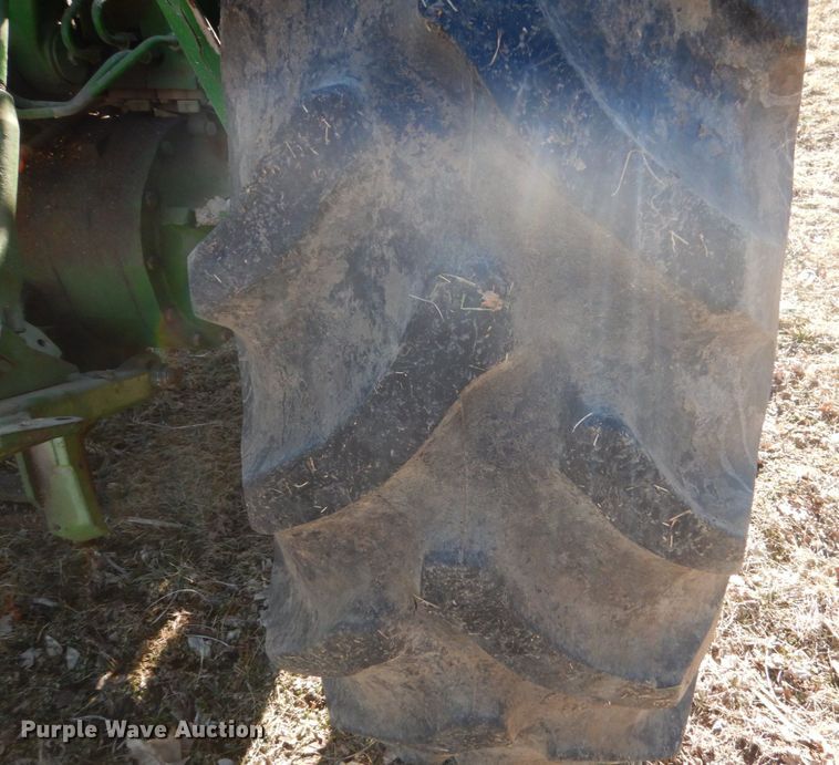 image for item IU9818 1983 John Deere 2550  MFWD tractor