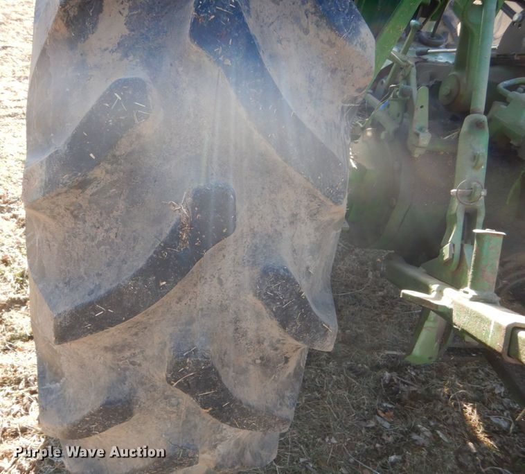 image for item IU9818 1983 John Deere 2550  MFWD tractor