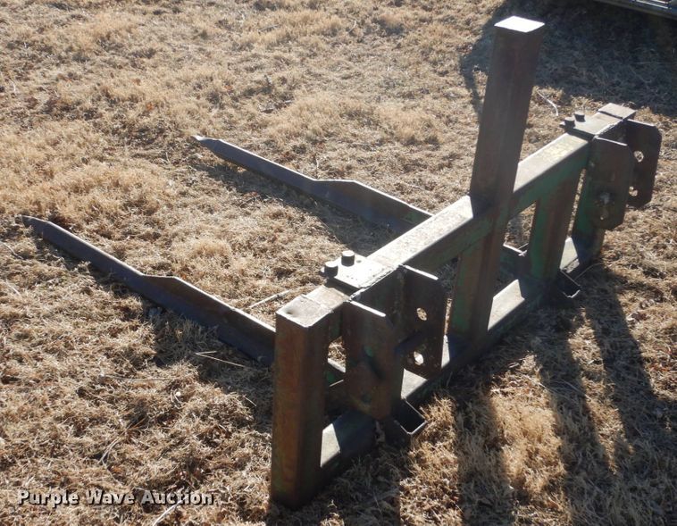 image for item IU9818 1983 John Deere 2550  MFWD tractor