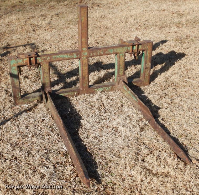 image for item IU9818 1983 John Deere 2550  MFWD tractor