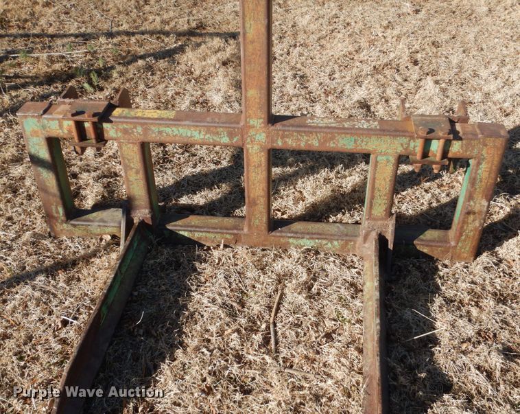 image for item IU9818 1983 John Deere 2550  MFWD tractor