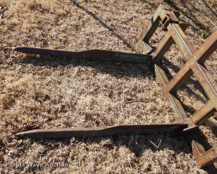 image for item IU9818 1983 John Deere 2550  MFWD tractor