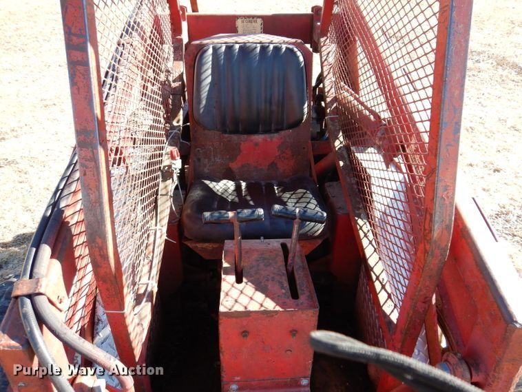 image for item KG9975 Gehl 2500  skid steer loader