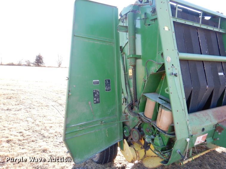 image for item KG9980 1988 John Deere 530  round baler