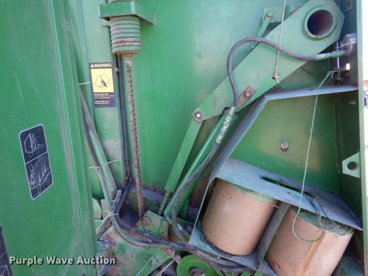 image for item KG9980 1988 John Deere 530  round baler