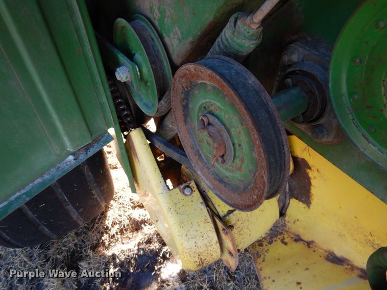 image for item KG9980 1988 John Deere 530  round baler