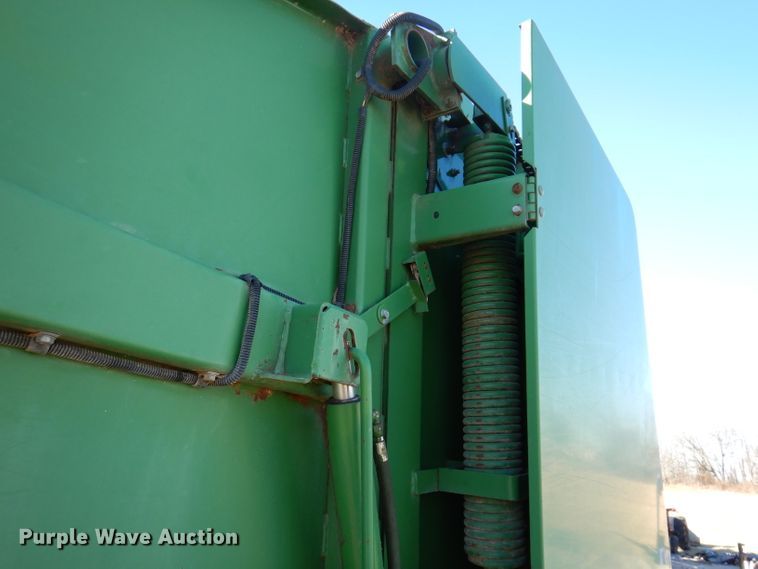 image for item KG9980 1988 John Deere 530  round baler