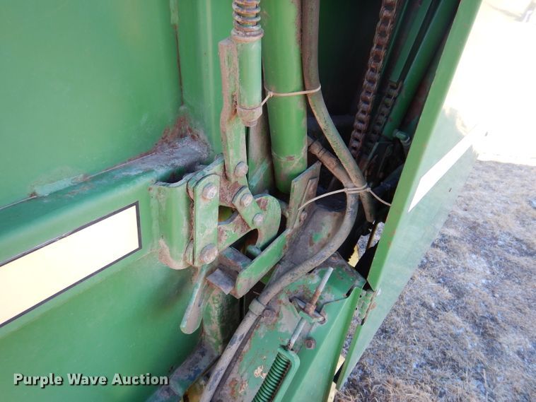 image for item KG9980 1988 John Deere 530  round baler