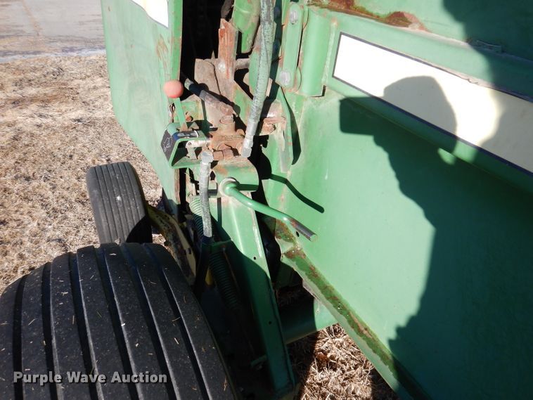 image for item KG9980 1988 John Deere 530  round baler
