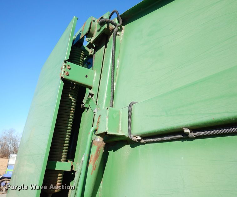 image for item KG9980 1988 John Deere 530  round baler