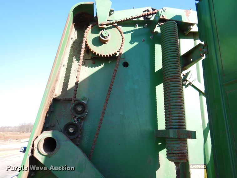 image for item KG9980 1988 John Deere 530  round baler