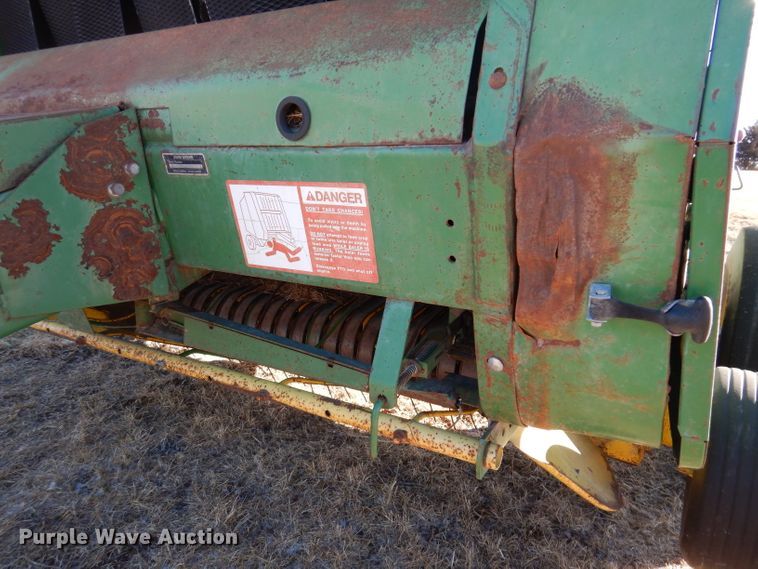 image for item KG9980 1988 John Deere 530  round baler