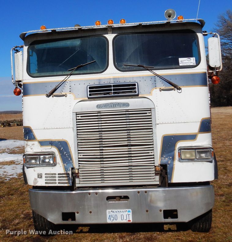 image for item DF0047 1985 Freightliner FLT  semi truck