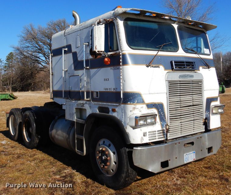 image for item DF0047 1985 Freightliner FLT  semi truck