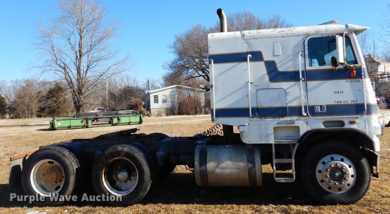 image for item DF0047 1985 Freightliner FLT  semi truck
