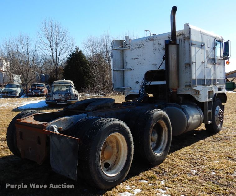 image for item DF0047 1985 Freightliner FLT  semi truck