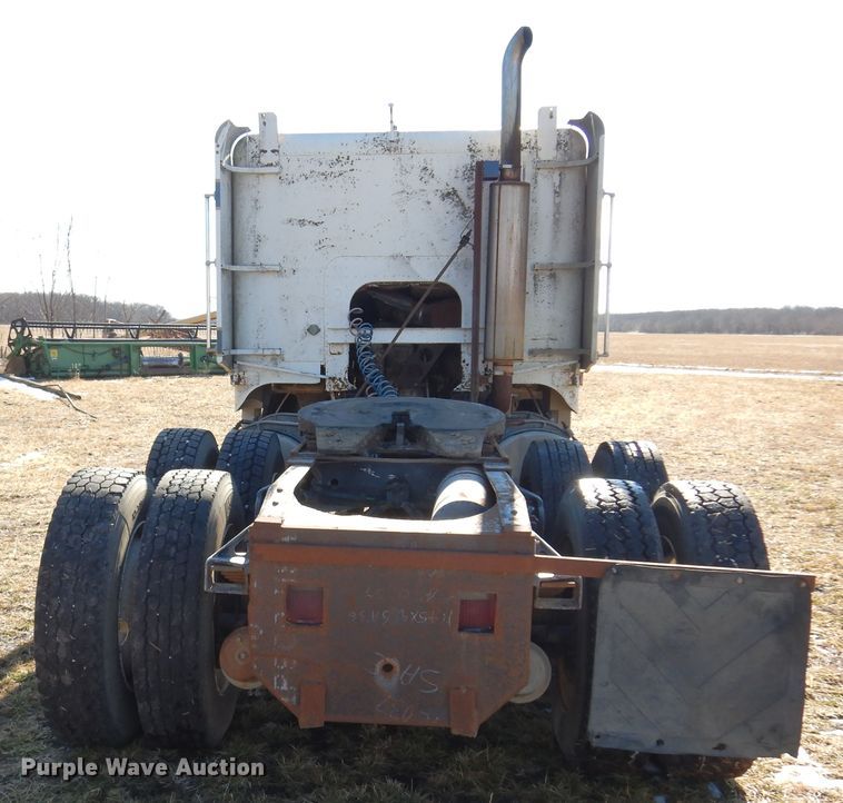 image for item DF0047 1985 Freightliner FLT  semi truck