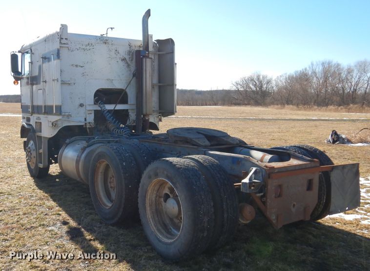 image for item DF0047 1985 Freightliner FLT  semi truck