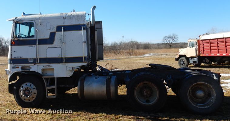 image for item DF0047 1985 Freightliner FLT  semi truck