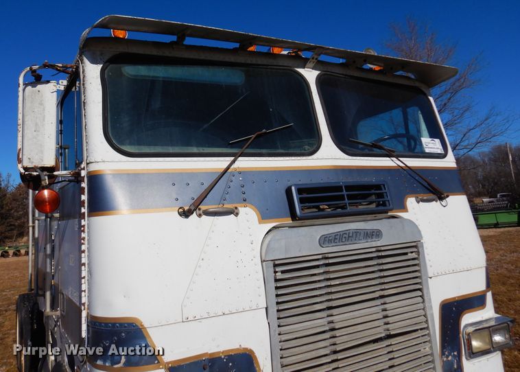 image for item DF0047 1985 Freightliner FLT  semi truck