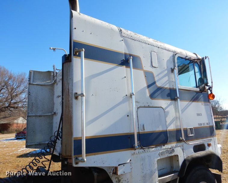 image for item DF0047 1985 Freightliner FLT  semi truck