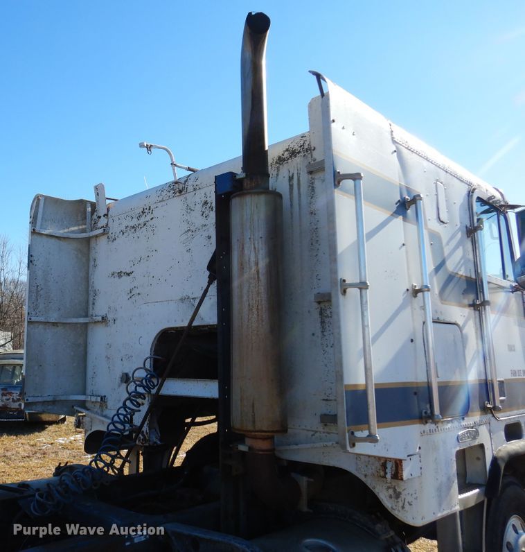 image for item DF0047 1985 Freightliner FLT  semi truck