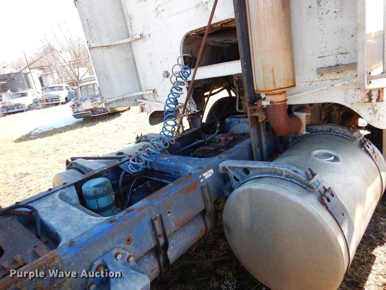 image for item DF0047 1985 Freightliner FLT  semi truck