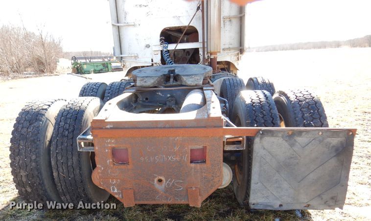 image for item DF0047 1985 Freightliner FLT  semi truck