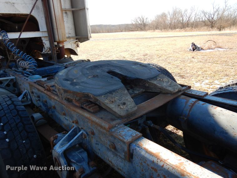 image for item DF0047 1985 Freightliner FLT  semi truck