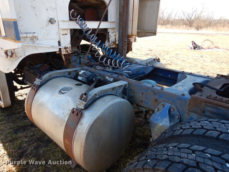 image for item DF0047 1985 Freightliner FLT  semi truck