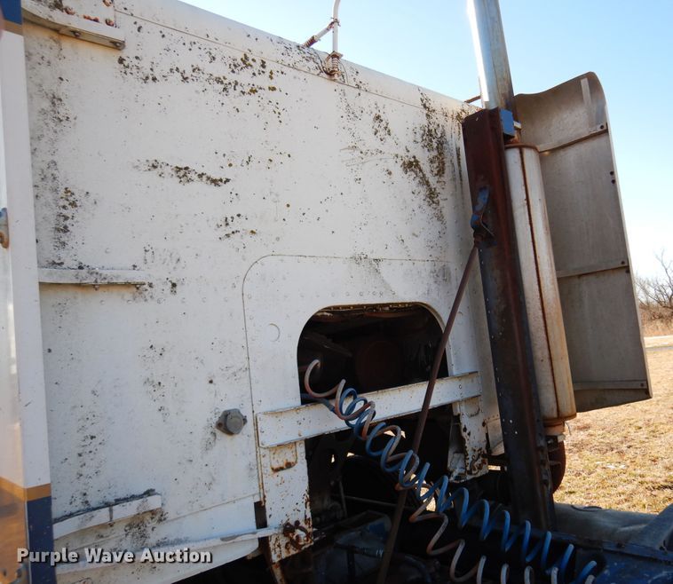 image for item DF0047 1985 Freightliner FLT  semi truck