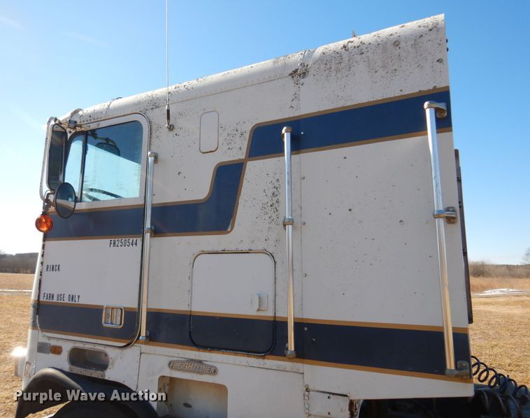 image for item DF0047 1985 Freightliner FLT  semi truck