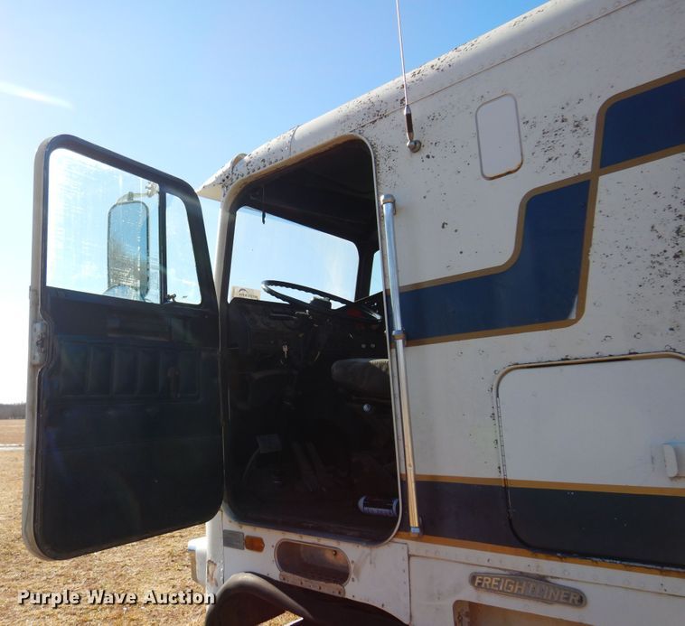 image for item DF0047 1985 Freightliner FLT  semi truck