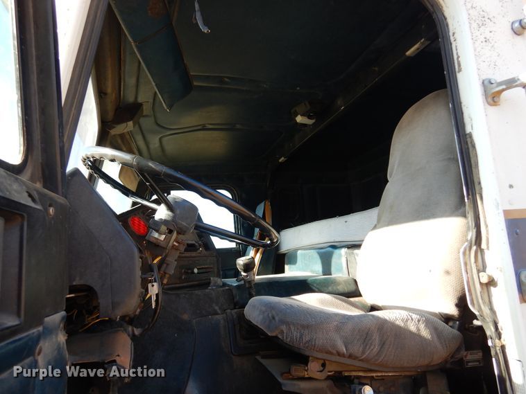 image for item DF0047 1985 Freightliner FLT  semi truck