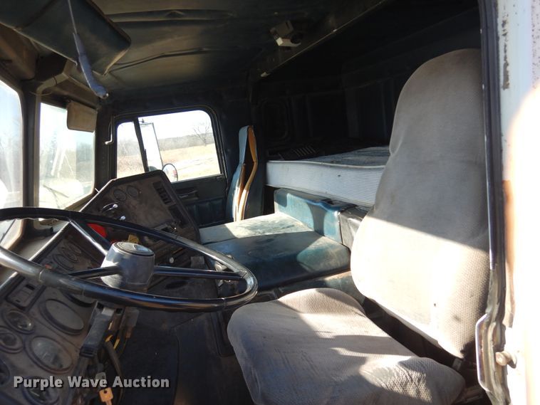 image for item DF0047 1985 Freightliner FLT  semi truck