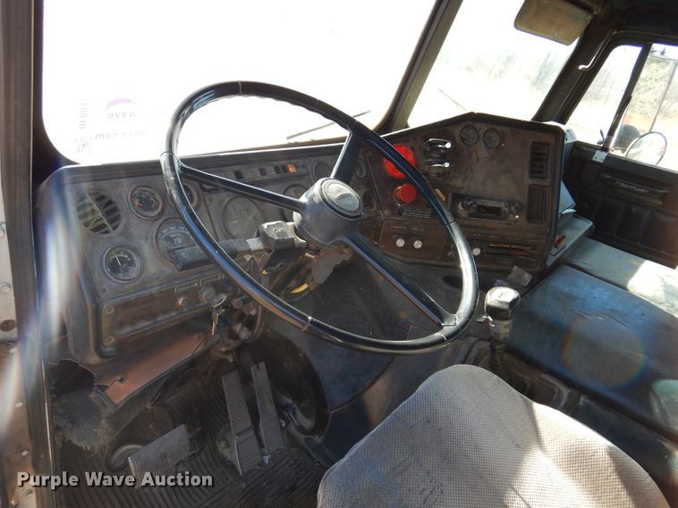 image for item DF0047 1985 Freightliner FLT  semi truck