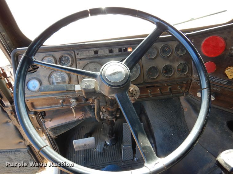 image for item DF0047 1985 Freightliner FLT  semi truck