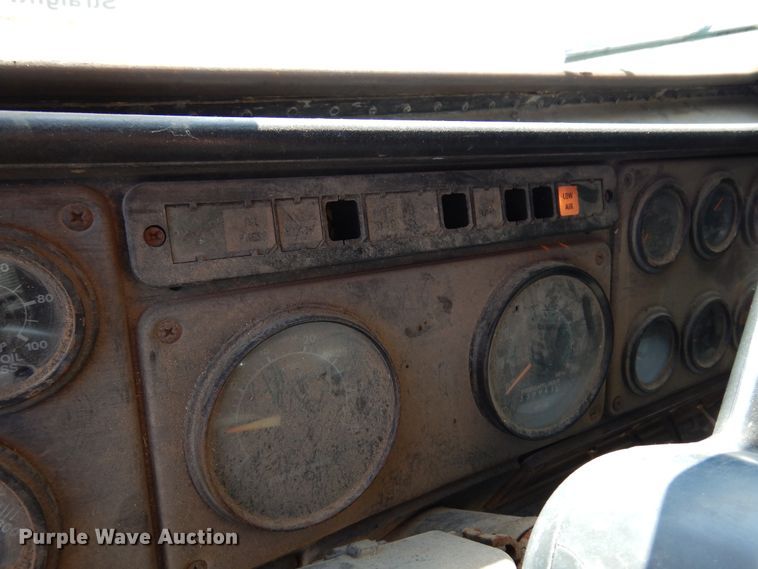 image for item DF0047 1985 Freightliner FLT  semi truck