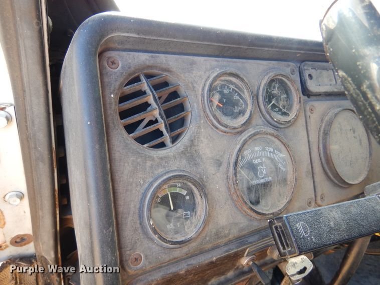 image for item DF0047 1985 Freightliner FLT  semi truck